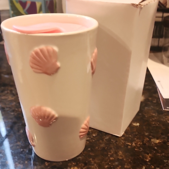 💕Hand-Painted Travel Mug with Pink Shells – 18 oz - Picture 4 of 5